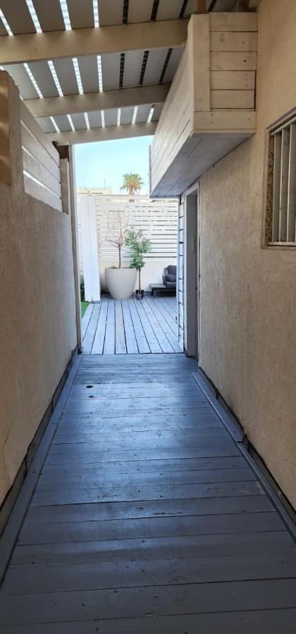 Apartment דירת סטודיו יפיפיה על גג ומרפסת שמש ברחוב הירקון *